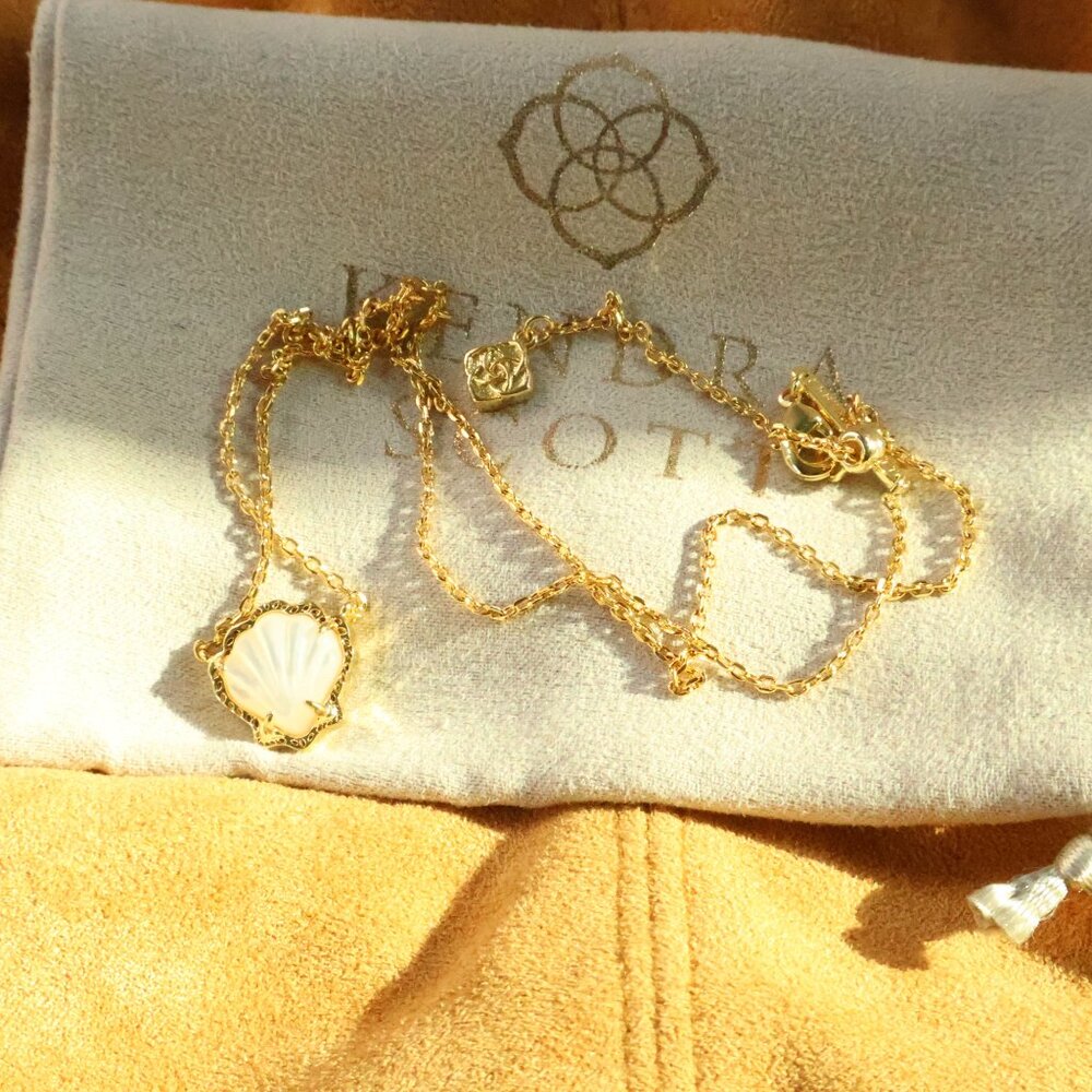 Kendra Scott - Brynne Shell Ivory Mother-of-Pearl Gold Necklace - Picture 3 of 3
